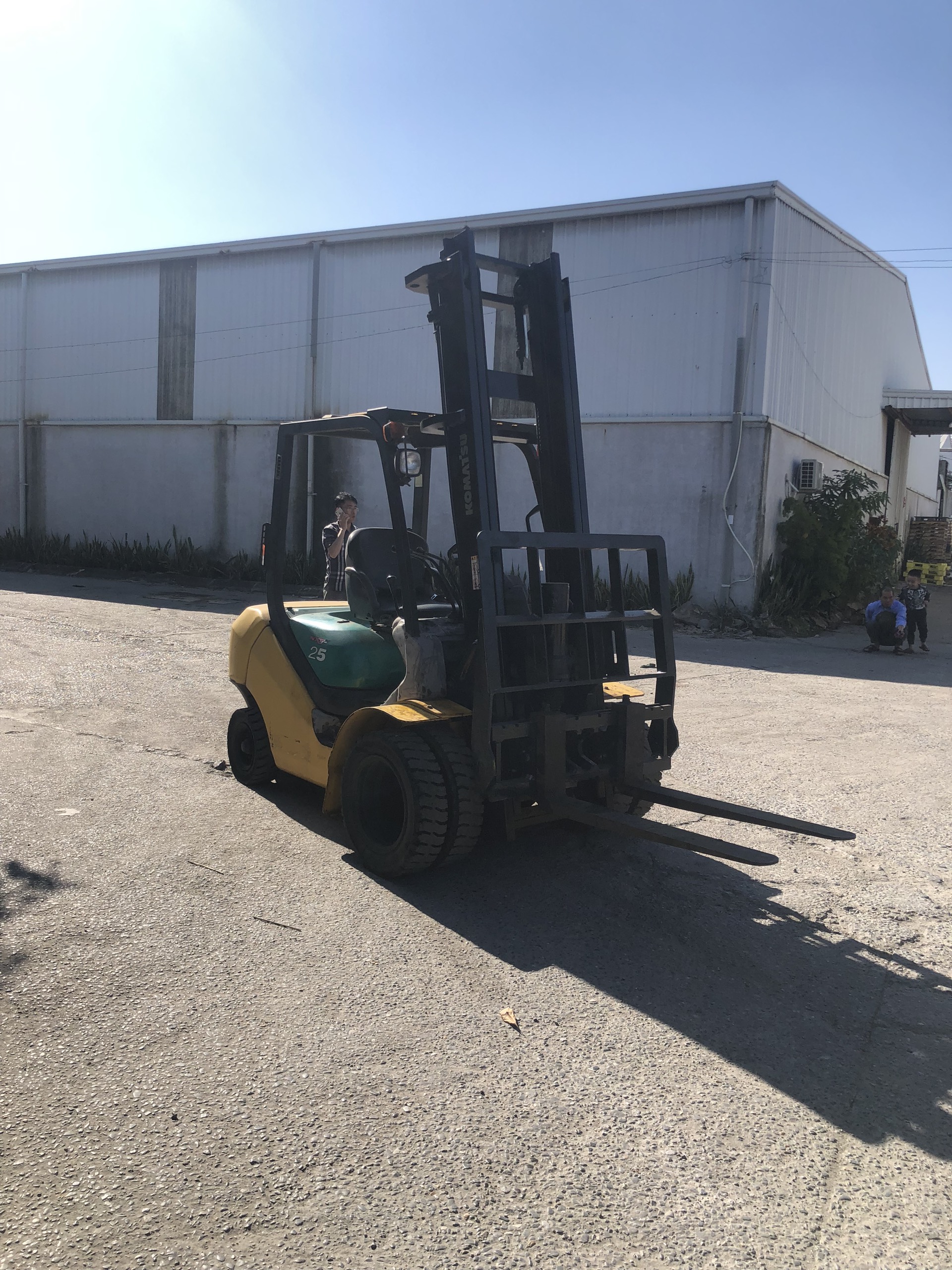 XE NÂNG DẦU 2.5 TẤN KOMATSU GẬT GÙ LỐP ĐÔI FD25C-16-722536 XE NÂNG DẦU 2.5 TẤN KOMATSU GẬT GÙ LỐP ĐÔI FD25C-16-722536