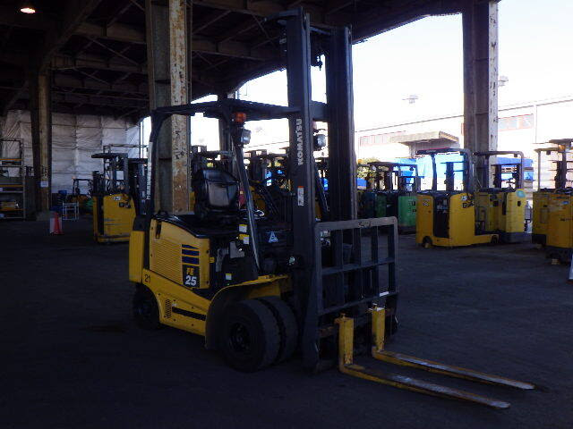 XE NÂNG ĐIỆN 2,5 TẤN KOMATSU GẬT GÙ, LỐP KÉP FE25-1 302285