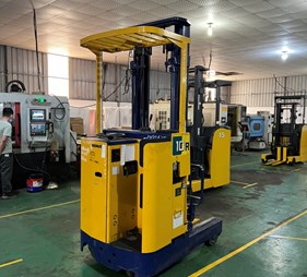 XE NÂNG ĐIỆN ĐỨNG LÁI 1 TẤN KOMATSU FB10RC Lh: 0943888255