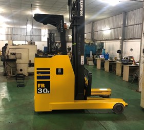 XE NÂNG ĐIỆN 3 TẤN  ĐỨNG LÁI KOMATSU FB30RS-1 Lh: 0943888255