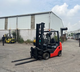 XE NÂNG DẦU 2.5 TẤN TOYOTA 02-8FDK25 8FD30-30609 LH 0943888255
