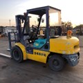 XE NÂNG DẦU 3 TẤN KOMATSU FD30T-12 524182