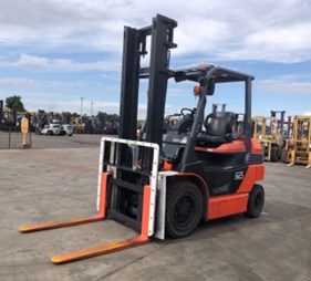 XE NÂNG ĐIỆN 3 TẤN TOYOTA 8FB30 8FBJ35-104