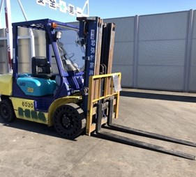 XE NÂNG DẦU 2,5 TẤN KOMATSU FD25T-12 512358