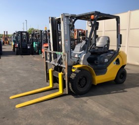 XE NÂNG DẦU 2,5 TẤN KOMATSU  FD25T-17