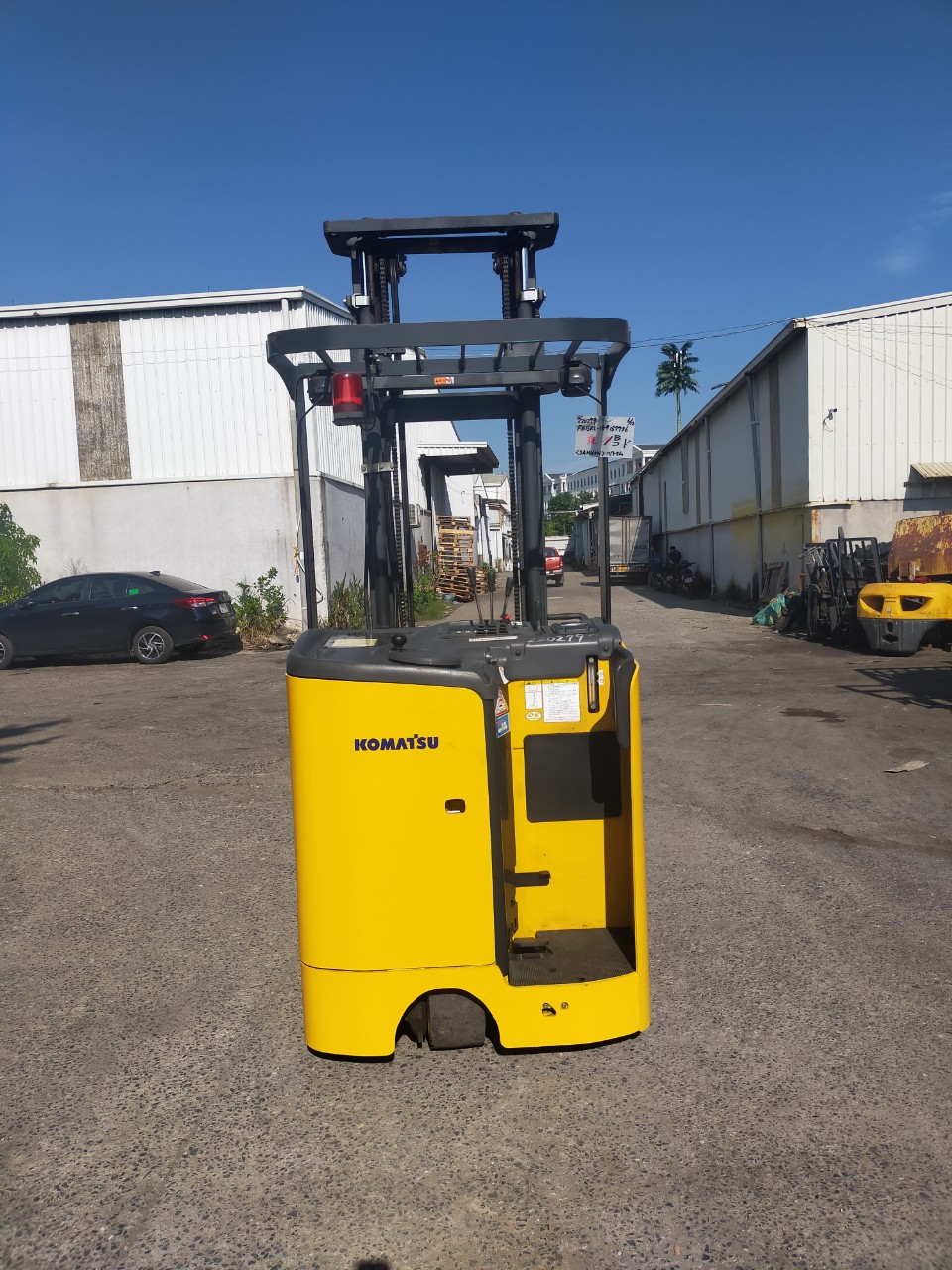 XE NÂNG ĐIỆN ĐỨNG LÁI 1.5 TẤN KOMATSU FB15RL-15 157736