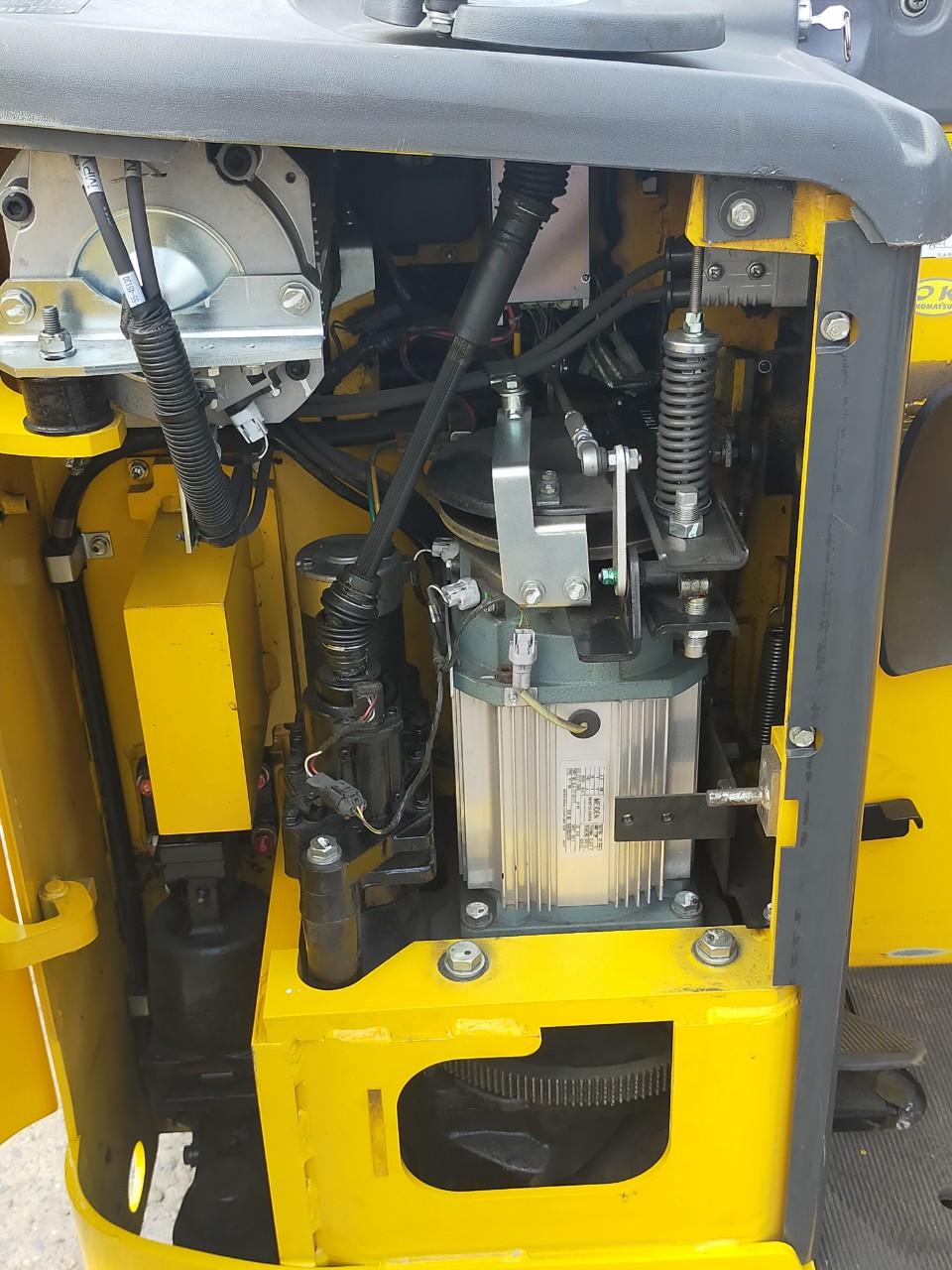 XE NÂNG ĐIỆN ĐỨNG LÁI 1.5 TẤN KOMATSU FB15RLF-15 156985