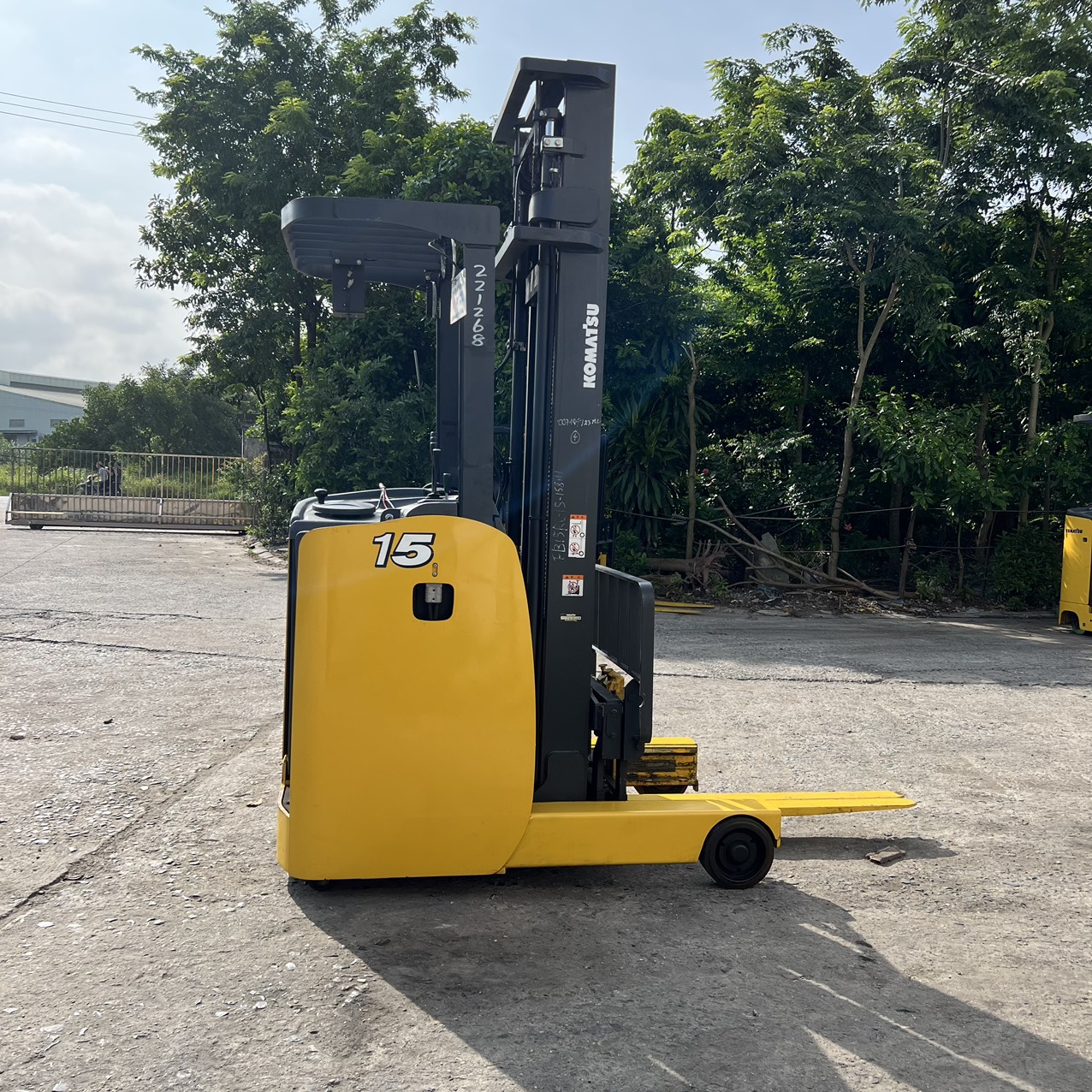 XE NÂNG ĐIỆN ĐỨNG LÁI 1.5 TẤN KOMATSU FB15RL-15 158111