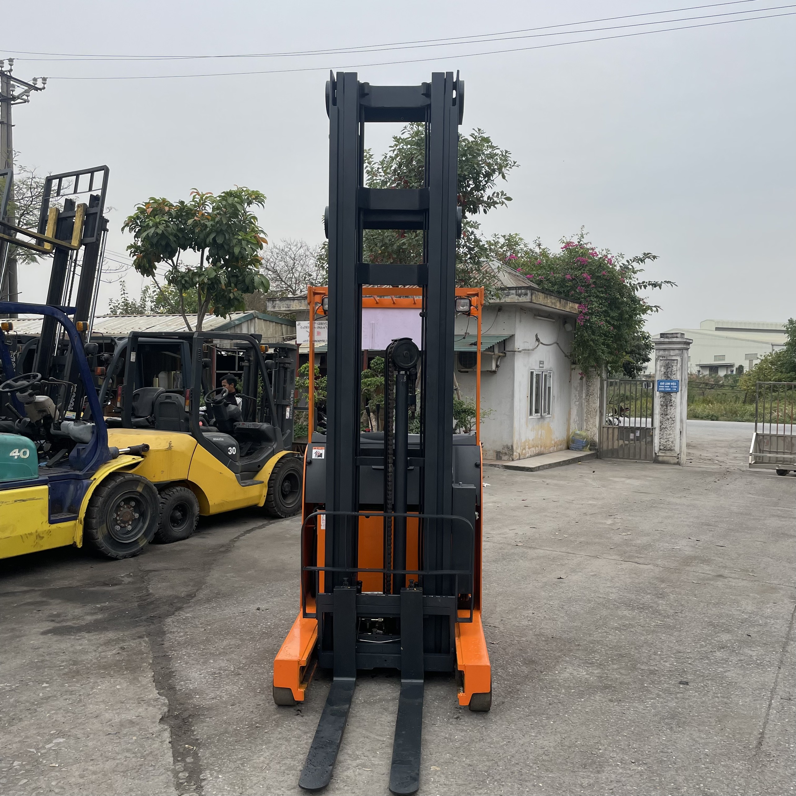 XE NÂNG ĐIỆN 1.5 TẤN ĐỨNG LÁI FB15RL-15 158503 tháp 7m