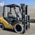 XE NÂNG DẦU 3 TẤN KOMATSU FD30C-17 324570
