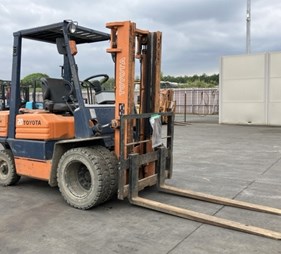 XE NÂNG DẦU 2 TẤN TOYOTA 5FD20 5FD25-55153