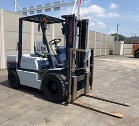 XE NÂNG DẦU 3 TẤN KOMATSU FD30-11 331740